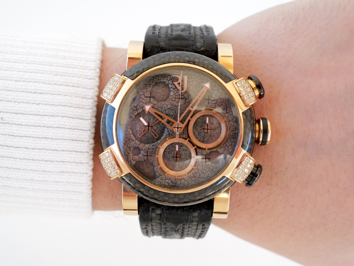 Швейцарские часы Romain Jerome Moon Dust DNA Chronograph 18K Rose Gold Diamonds Lunar Grey Dial Carbon Bezel 46