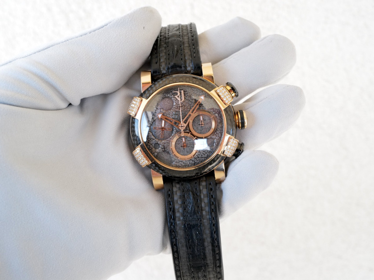 Швейцарские часы Romain Jerome Moon Dust DNA Chronograph 18K Rose Gold Diamonds Lunar Grey Dial Carbon Bezel 46