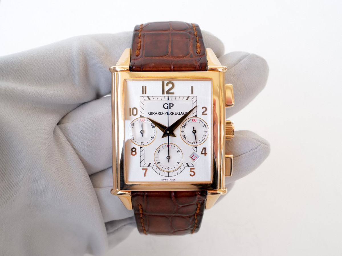 Швейцарские часы Girard-Perregaux Vintage 1945 XXL Chronograph 18K Rose Gold