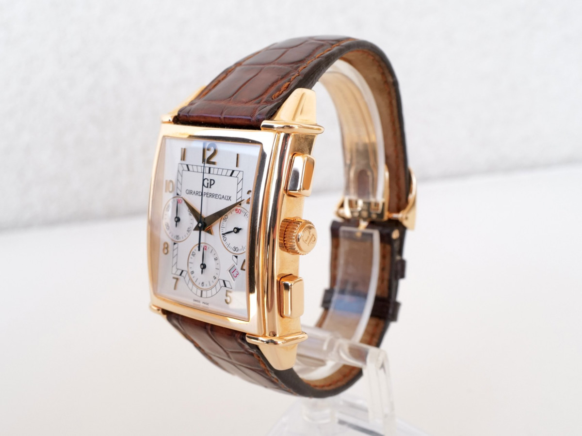 Швейцарские часы Girard-Perregaux Vintage 1945 XXL Chronograph 18K Rose Gold
