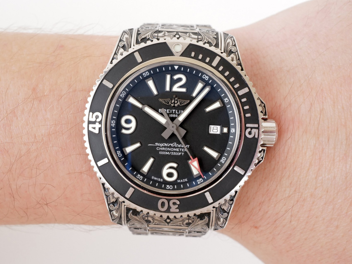 Швейцарские часы Breitling Superocean 44 Automatic Handmade Engraving