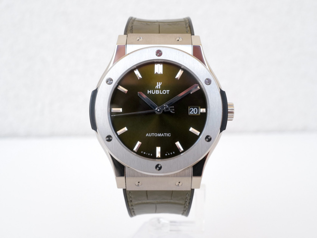 Швейцарские часы Hublot Classic Fusion Green Dial Green Leather Titanium 45