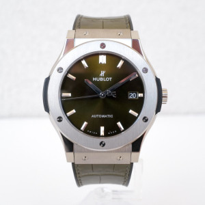 Швейцарские часы Hublot Classic Fusion Green Dial Green Leather Titanium 45