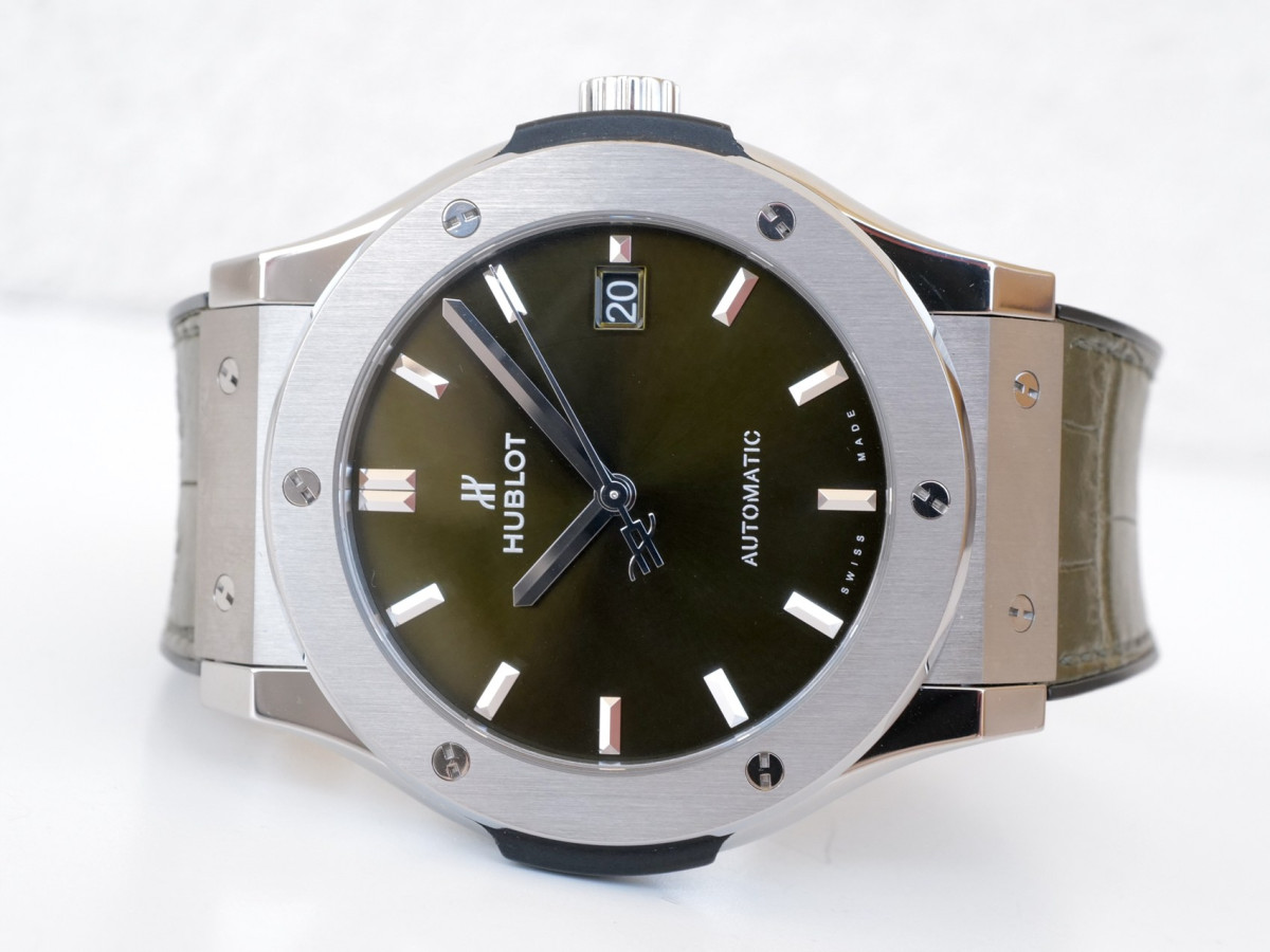 Швейцарские часы Hublot Classic Fusion Green Dial Green Leather Titanium 45