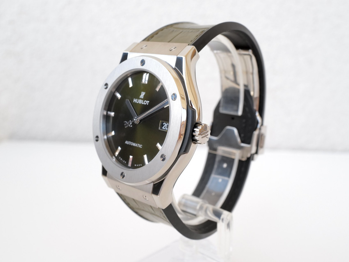 Швейцарские часы Hublot Classic Fusion Green Dial Green Leather Titanium 45