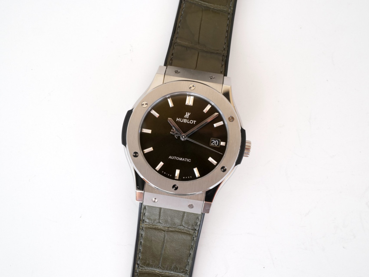 Швейцарские часы Hublot Classic Fusion Green Dial Green Leather Titanium 45