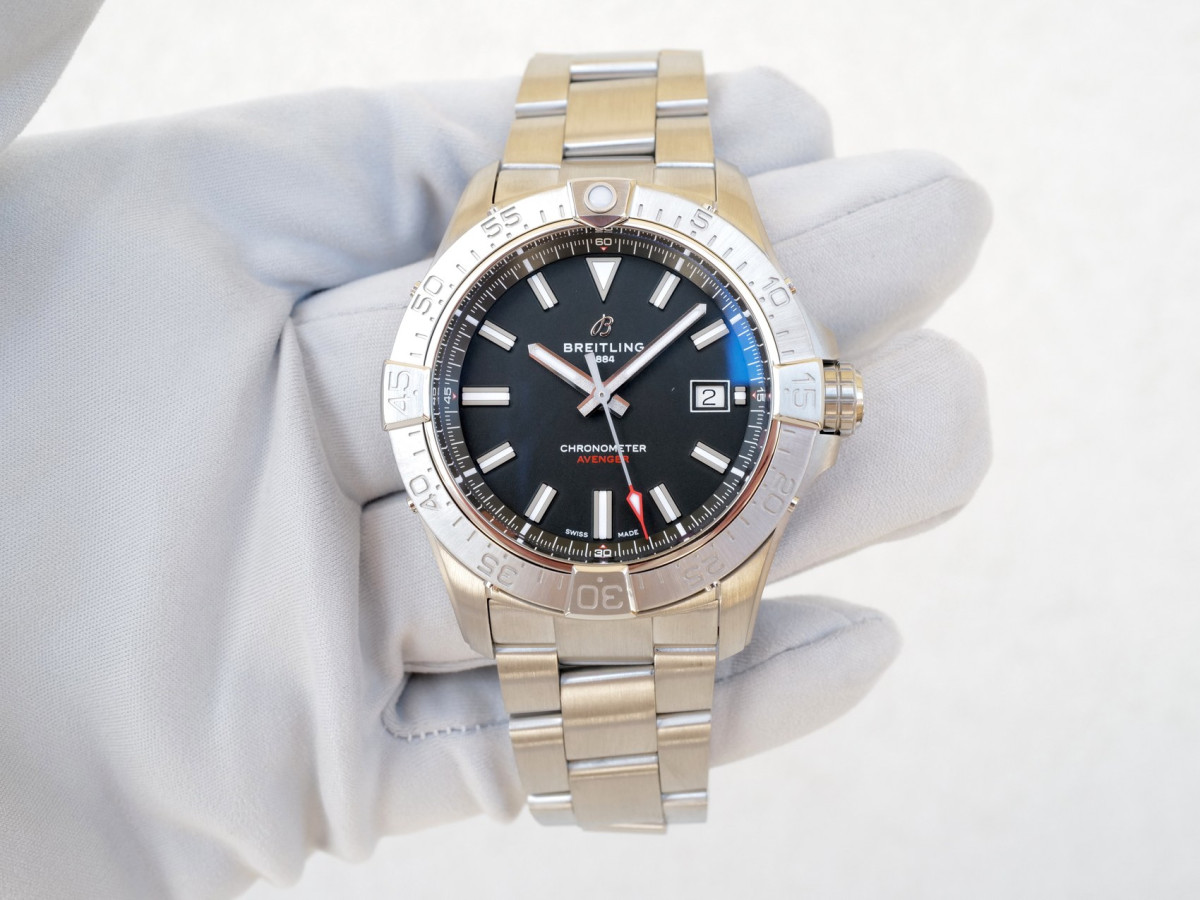 Швейцарський годинник Breitling Avenger Automatic 42