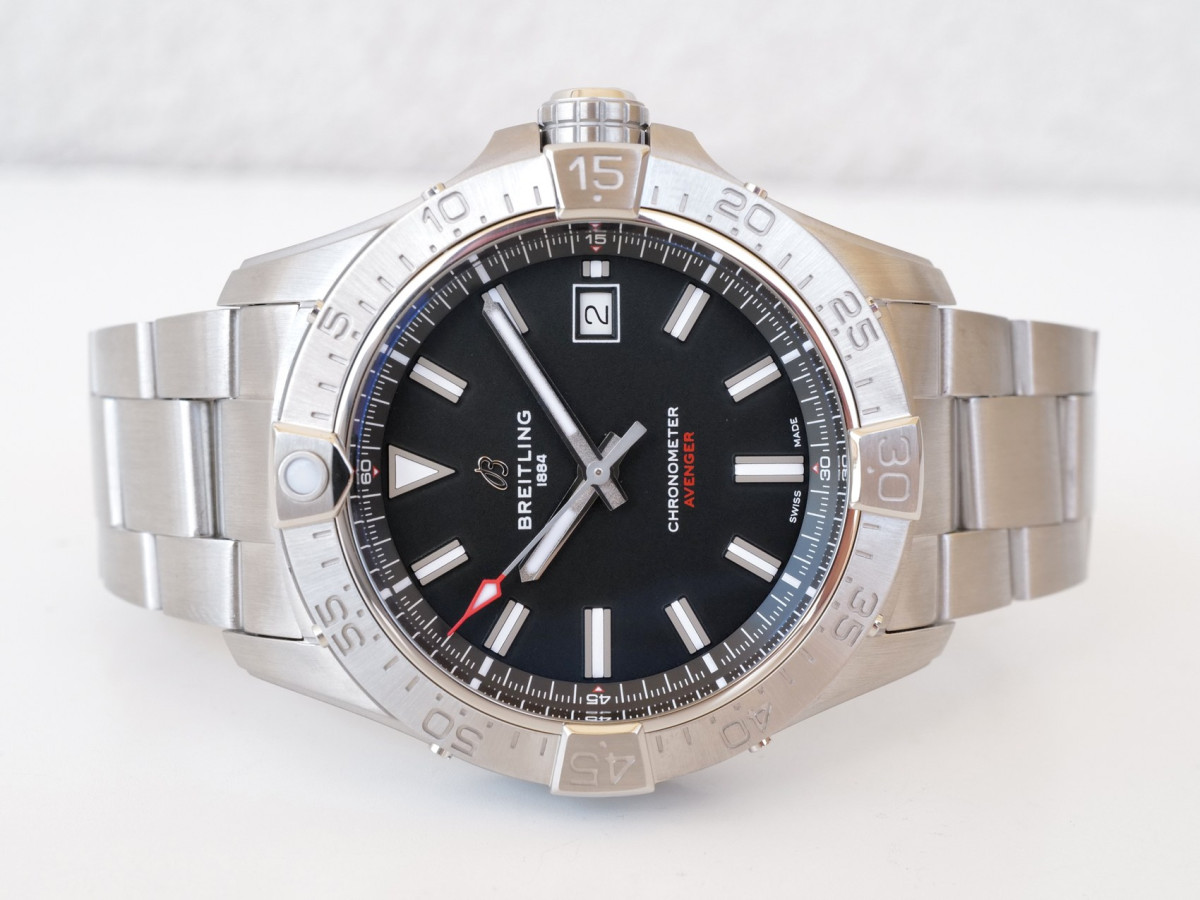 Швейцарський годинник Breitling Avenger Automatic 42