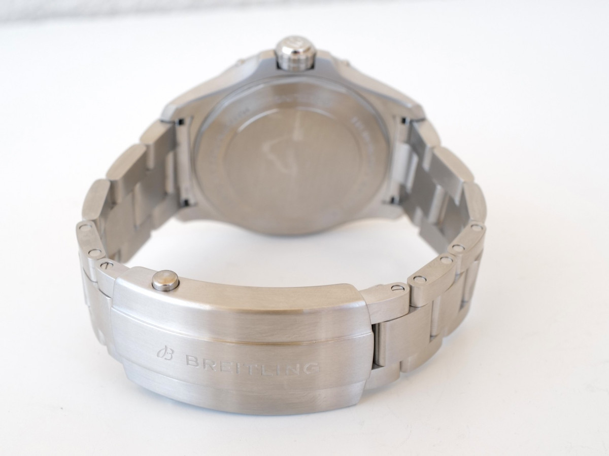 Швейцарський годинник Breitling Avenger Automatic 42