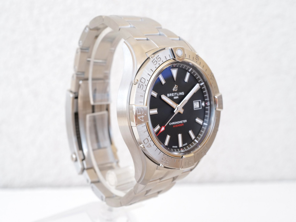 Швейцарський годинник Breitling Avenger Automatic 42