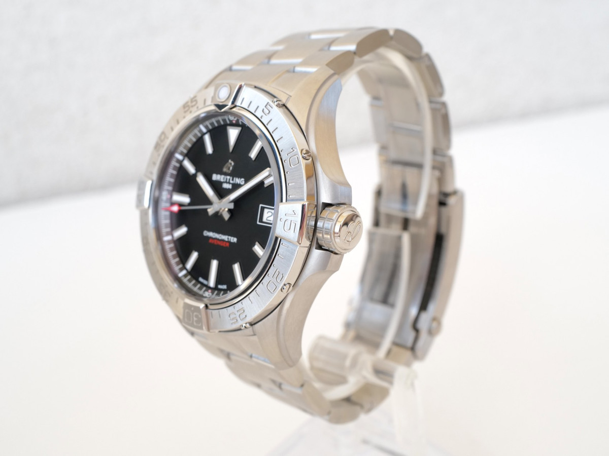 Швейцарський годинник Breitling Avenger Automatic 42