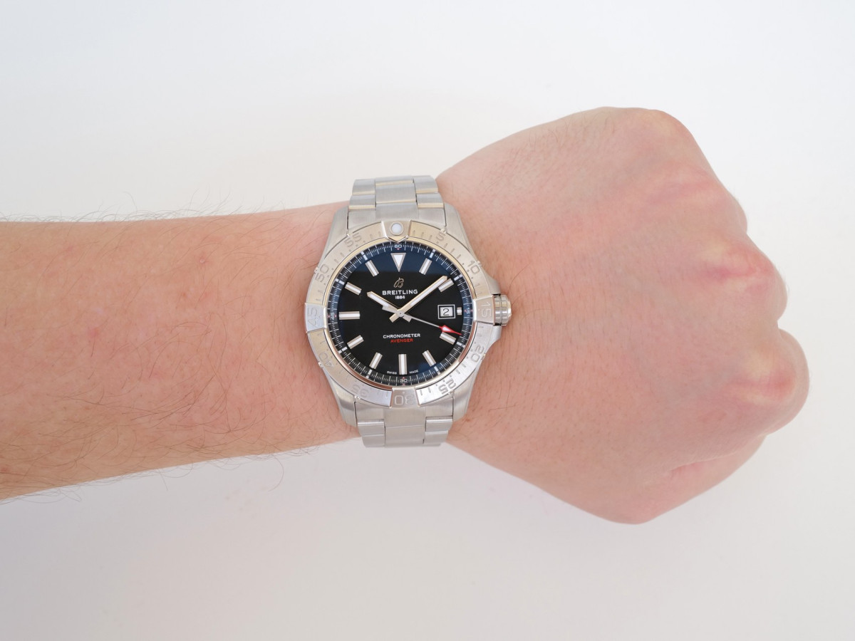 Швейцарський годинник Breitling Avenger Automatic 42