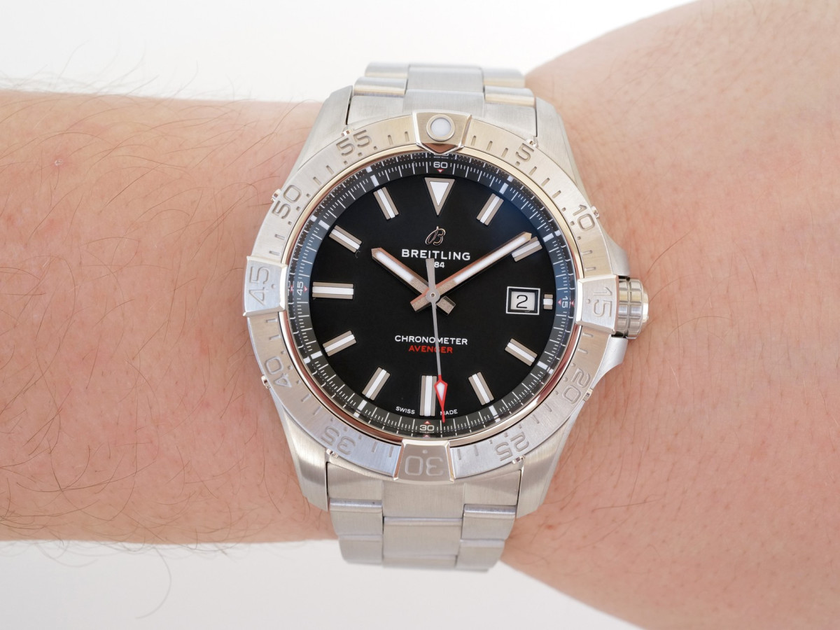 Швейцарський годинник Breitling Avenger Automatic 42
