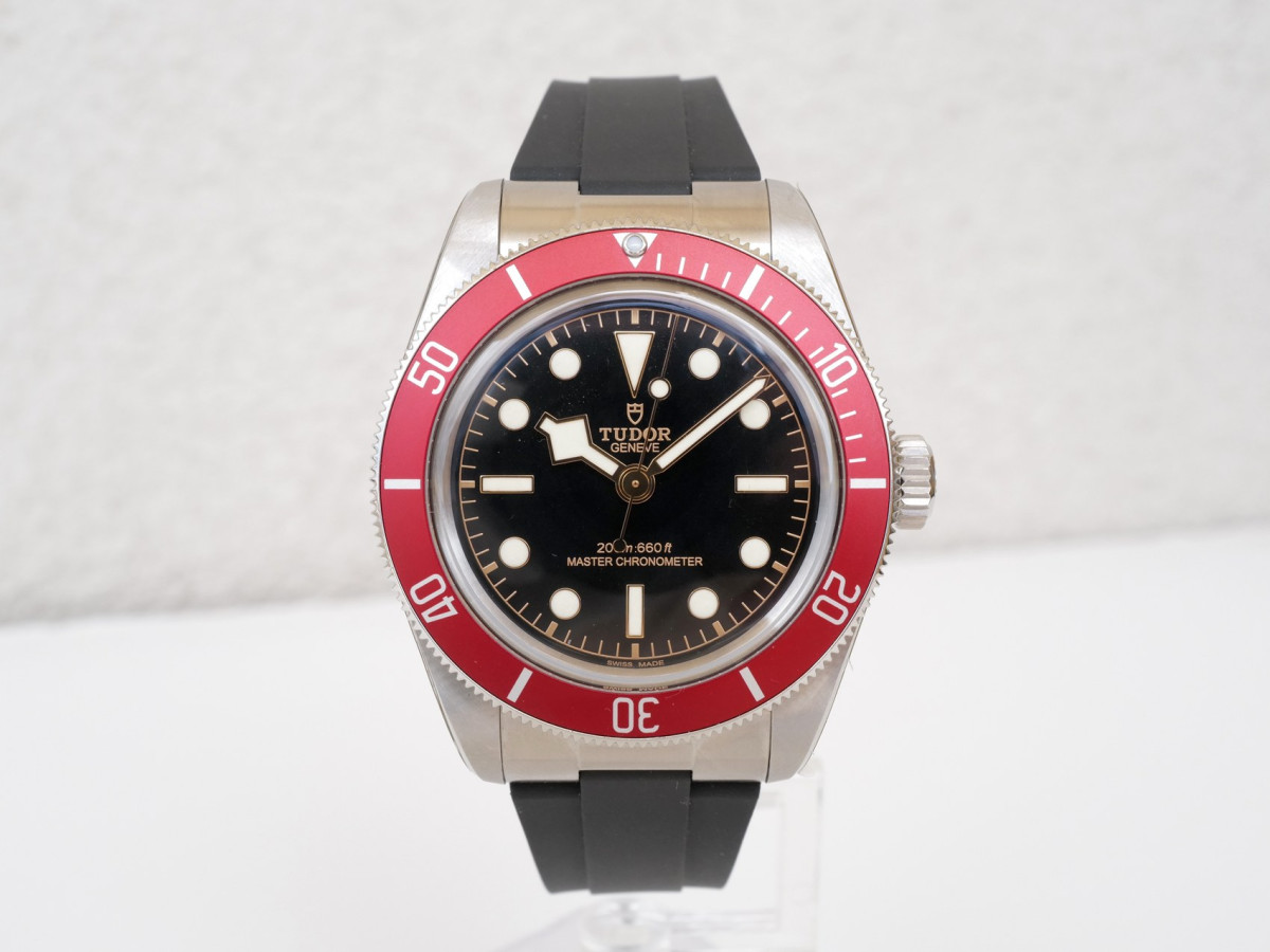 Швейцарские часы Tudor Black Bay Red Bezel Rubber Strap 41