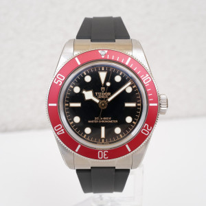 Швейцарские часы Tudor Black Bay Red Bezel Rubber Strap 41