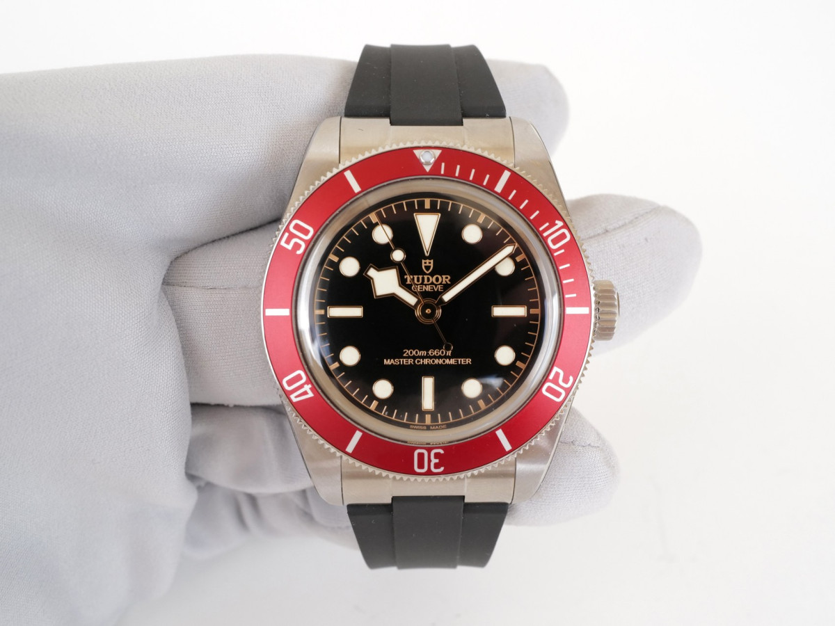 Швейцарские часы Tudor Black Bay Red Bezel Rubber Strap 41