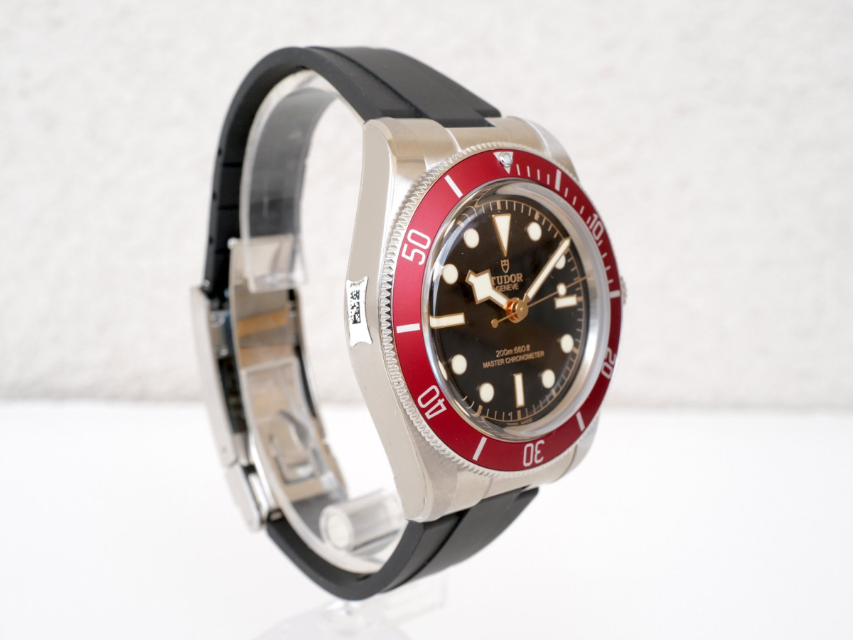 Швейцарские часы Tudor Black Bay Red Bezel Rubber Strap 41