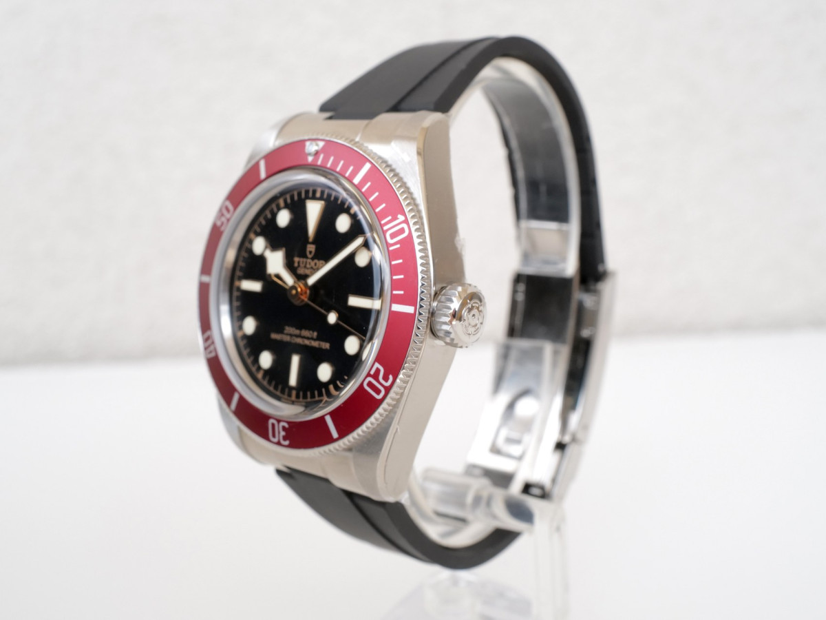 Швейцарские часы Tudor Black Bay Red Bezel Rubber Strap 41