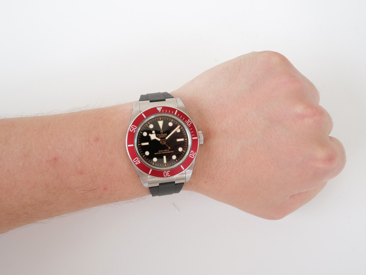 Швейцарские часы Tudor Black Bay Red Bezel Rubber Strap 41