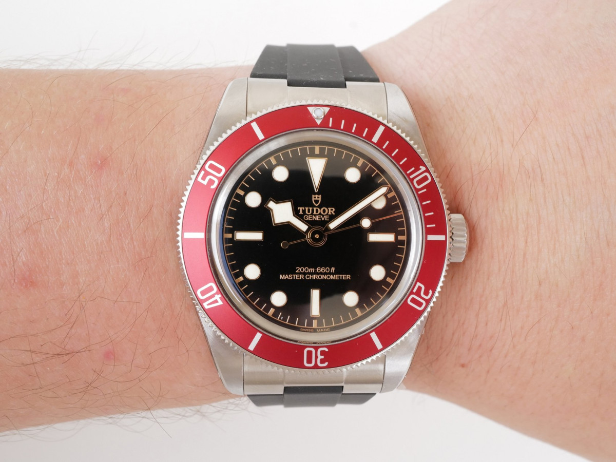Швейцарские часы Tudor Black Bay Red Bezel Rubber Strap 41