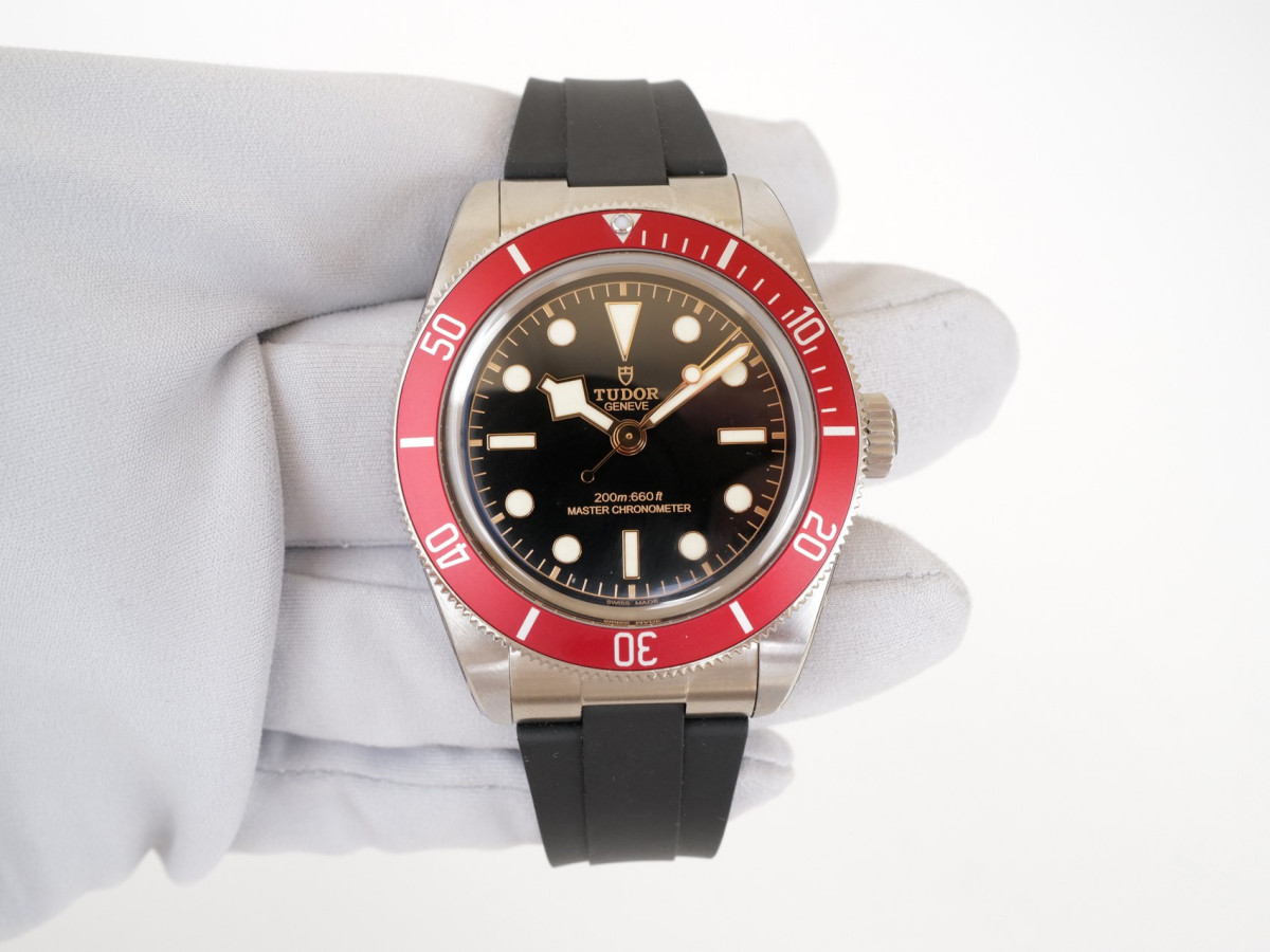 Швейцарские часы Tudor Black Bay Red Bezel Rubber Strap 41