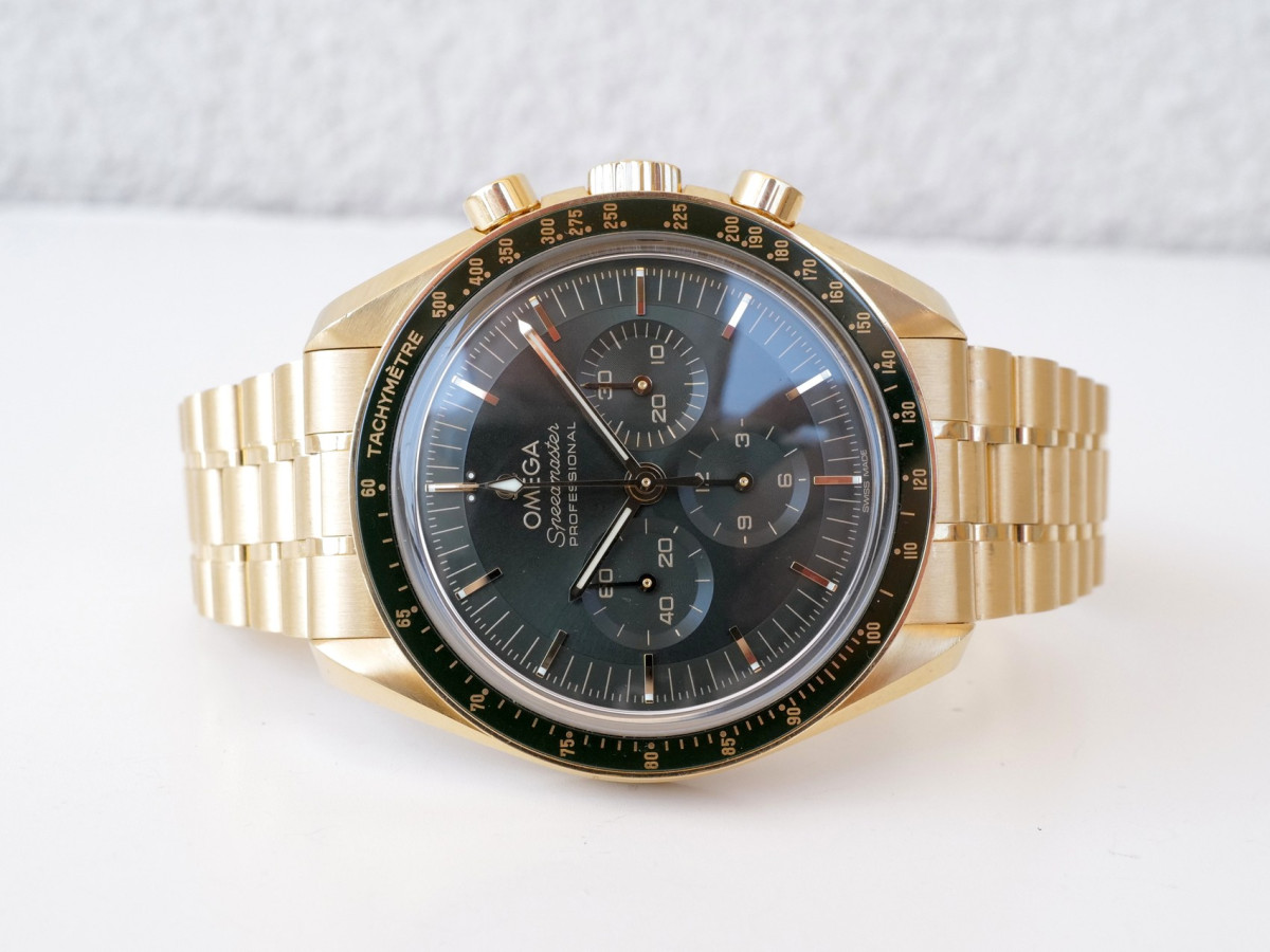 Швейцарские часы Omega Speedmaster Moonwatch Professional Moonshine 18K Yellow Gold Green Dial Manual Wind 42