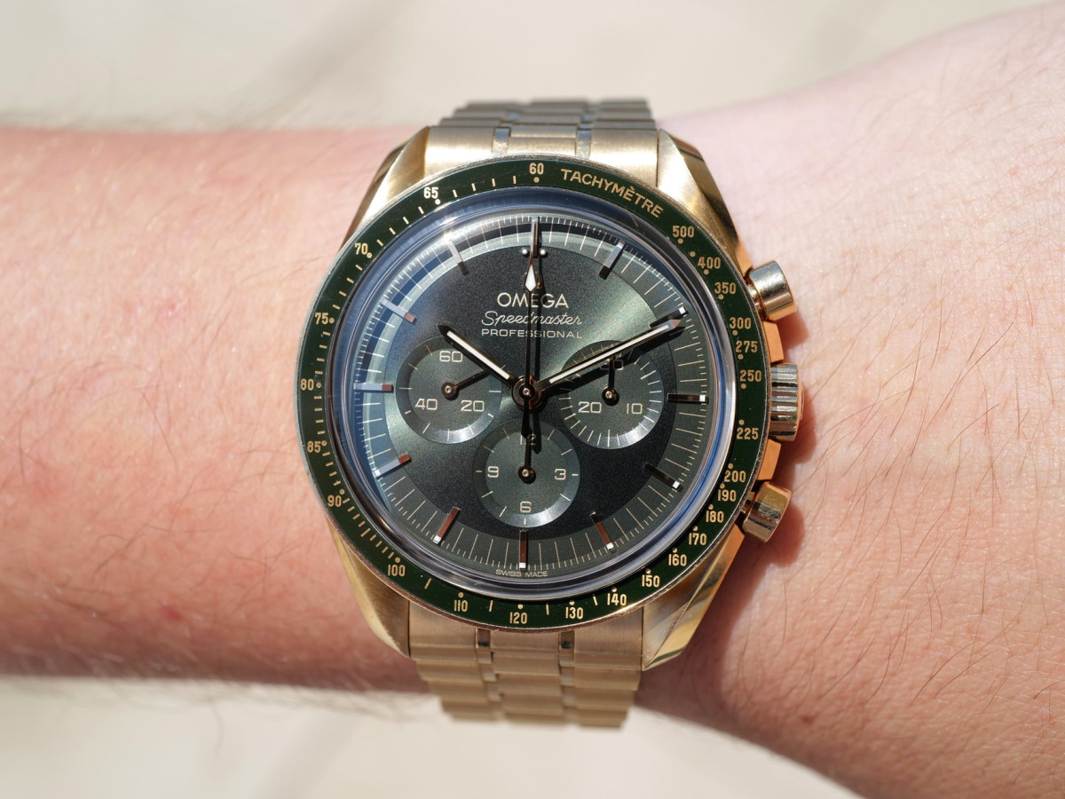 Швейцарские часы Omega Speedmaster Moonwatch Professional Moonshine 18K Yellow Gold Green Dial Manual Wind 42
