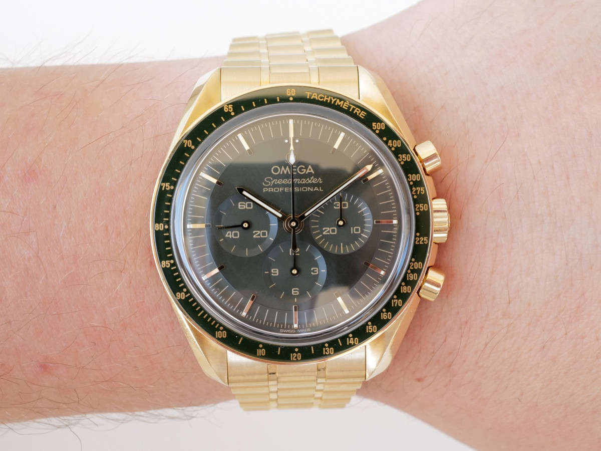 Швейцарские часы Omega Speedmaster Moonwatch Professional Moonshine 18K Yellow Gold Green Dial Manual Wind 42