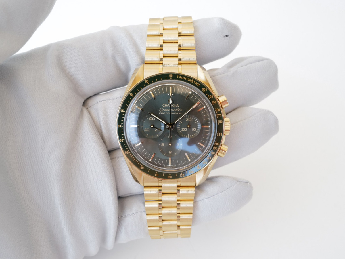 Швейцарские часы Omega Speedmaster Moonwatch Professional Moonshine 18K Yellow Gold Green Dial Manual Wind 42
