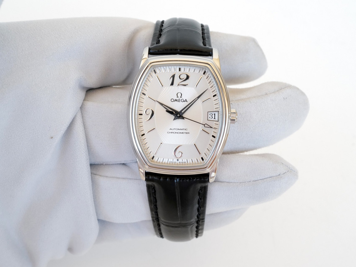 Швейцарские часы Omega De Ville Prestige Tonneau Automatic Silver Dial