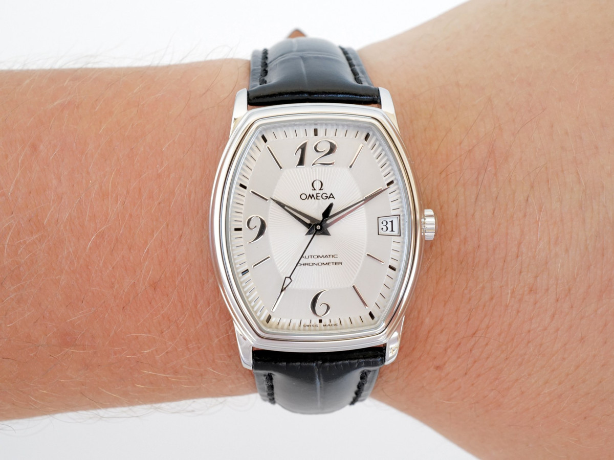 Швейцарские часы Omega De Ville Prestige Tonneau Automatic Silver Dial