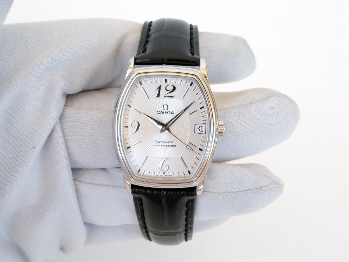 Швейцарские часы Omega De Ville Prestige Tonneau Automatic Silver Dial