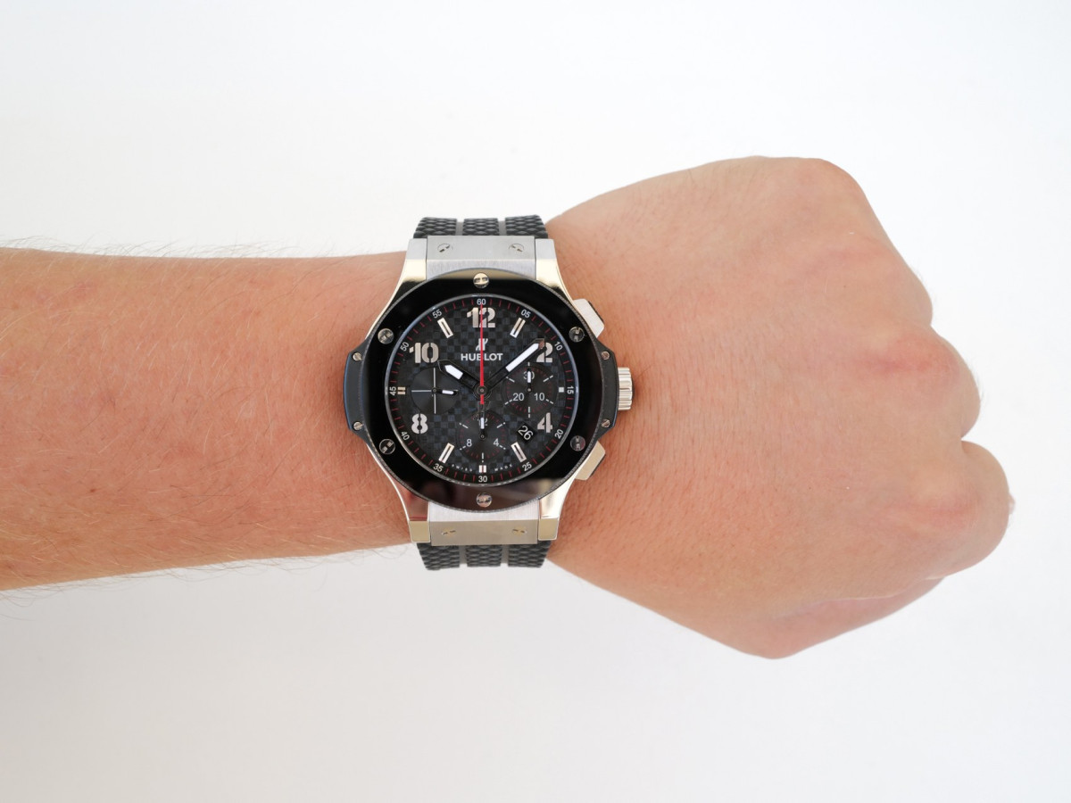 Швейцарские часы Hublot Big Bang 44 Chronograph Steel Ceramic Carbon Dial