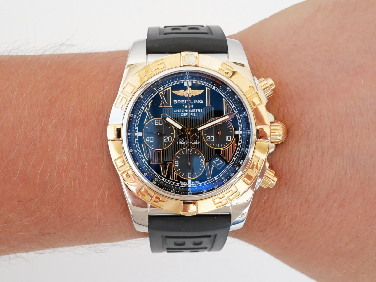 Швейцарський годинник Breitling Chronomat 44 Steel Gold Arabic Numerals Rubber Strap