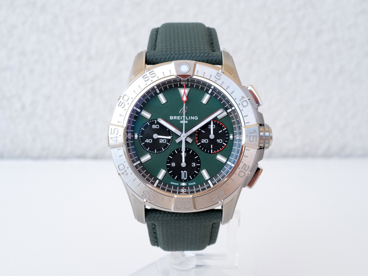 Швейцарський годинник Breitling Avenger B01 Chronograph Green Dial 42