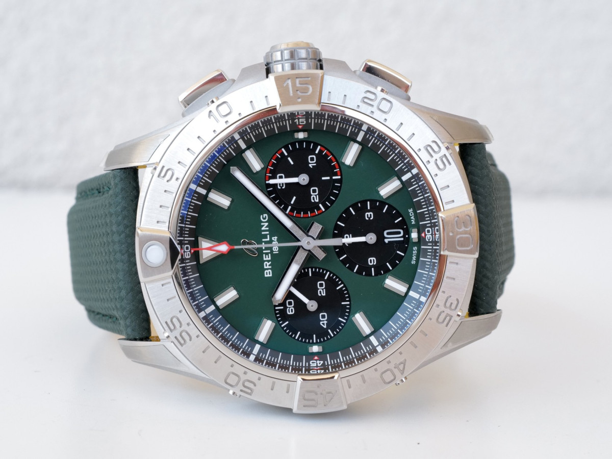 Швейцарський годинник Breitling Avenger B01 Chronograph Green Dial 42