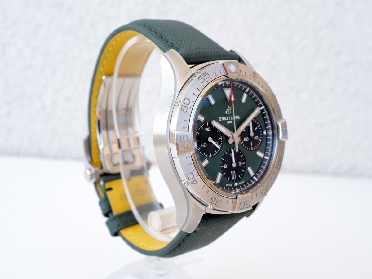 Швейцарський годинник Breitling Avenger B01 Chronograph Green Dial 42