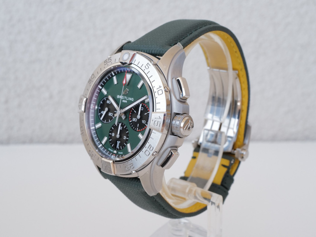 Швейцарський годинник Breitling Avenger B01 Chronograph Green Dial 42