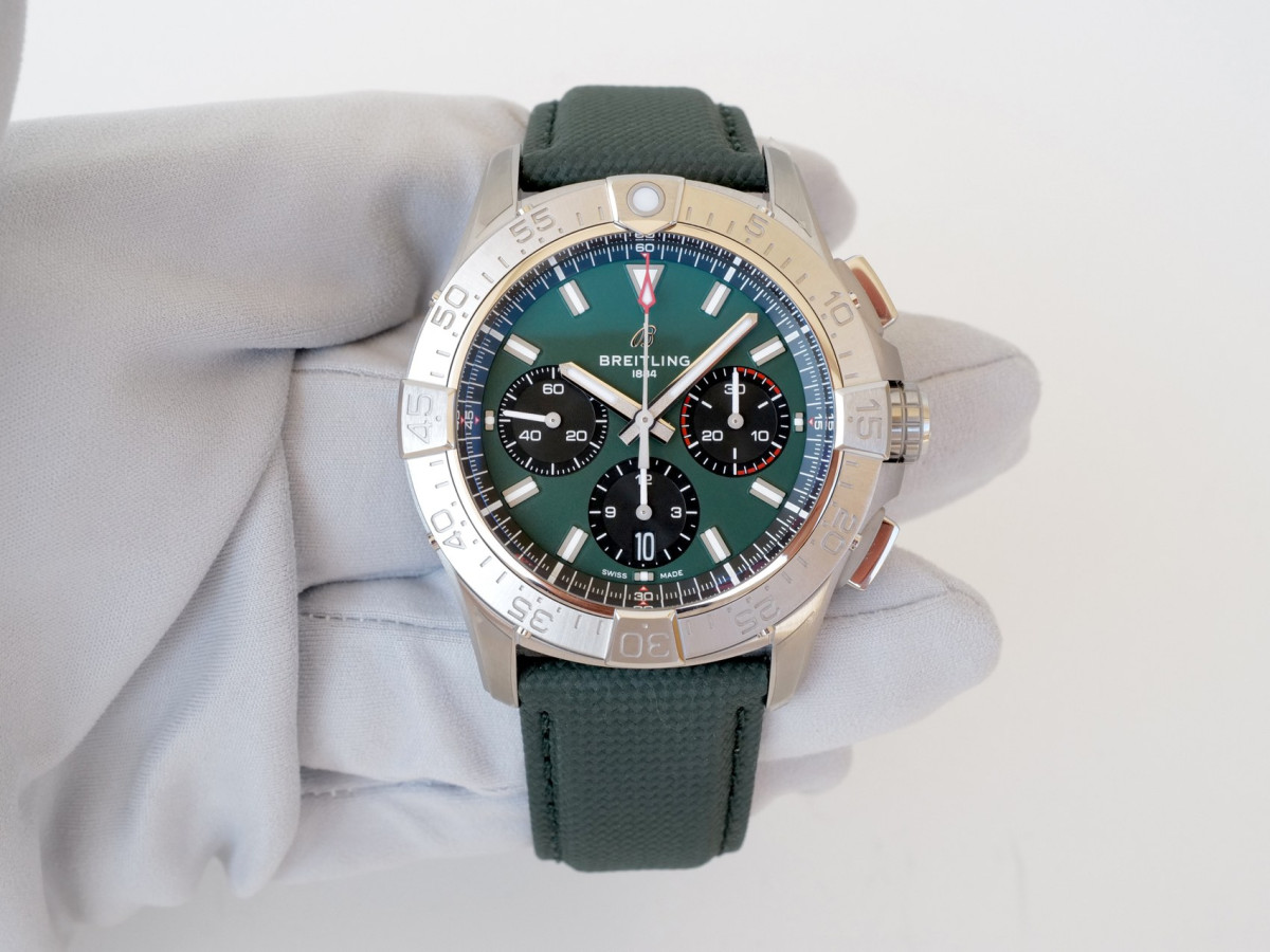 Швейцарський годинник Breitling Avenger B01 Chronograph Green Dial 42