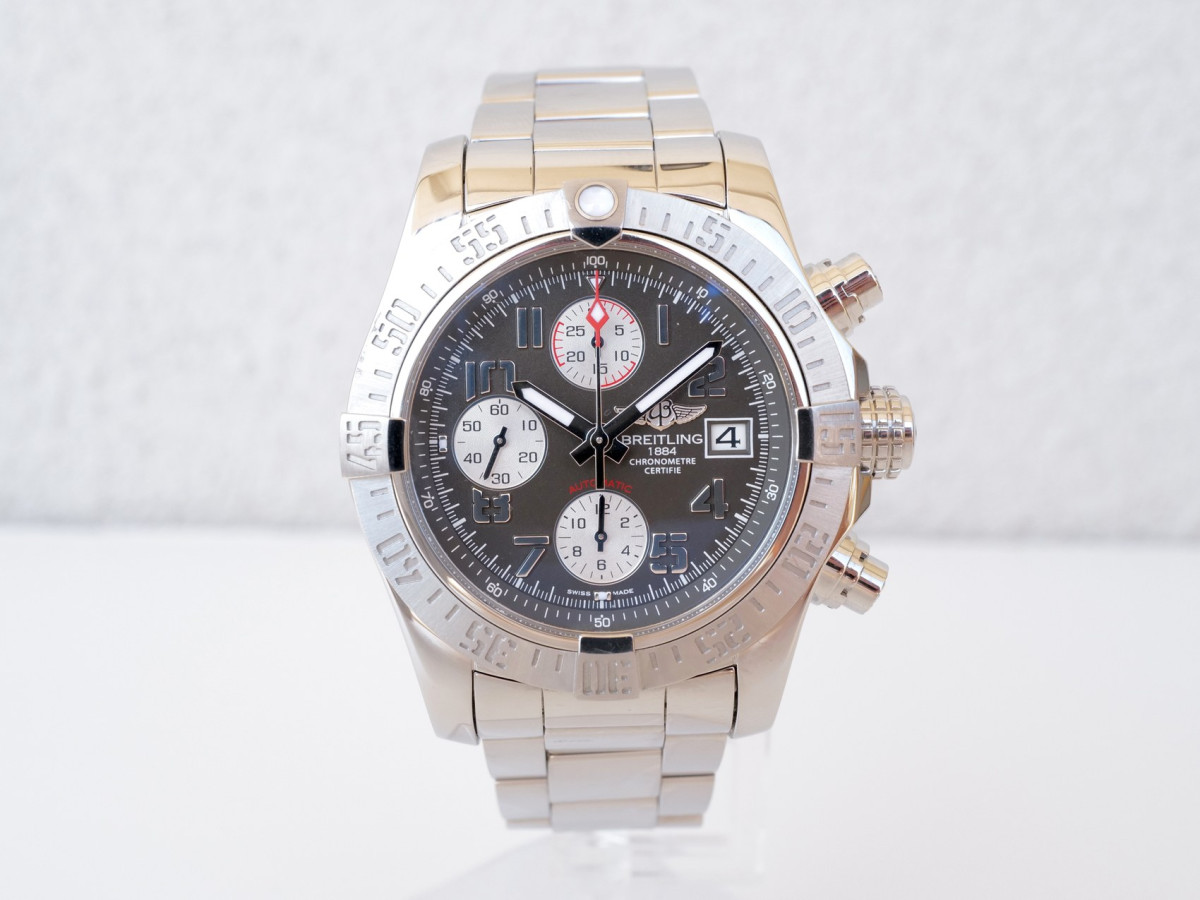 Швейцарський годинник Breitling Avenger II Chronograph Grey Dial 43