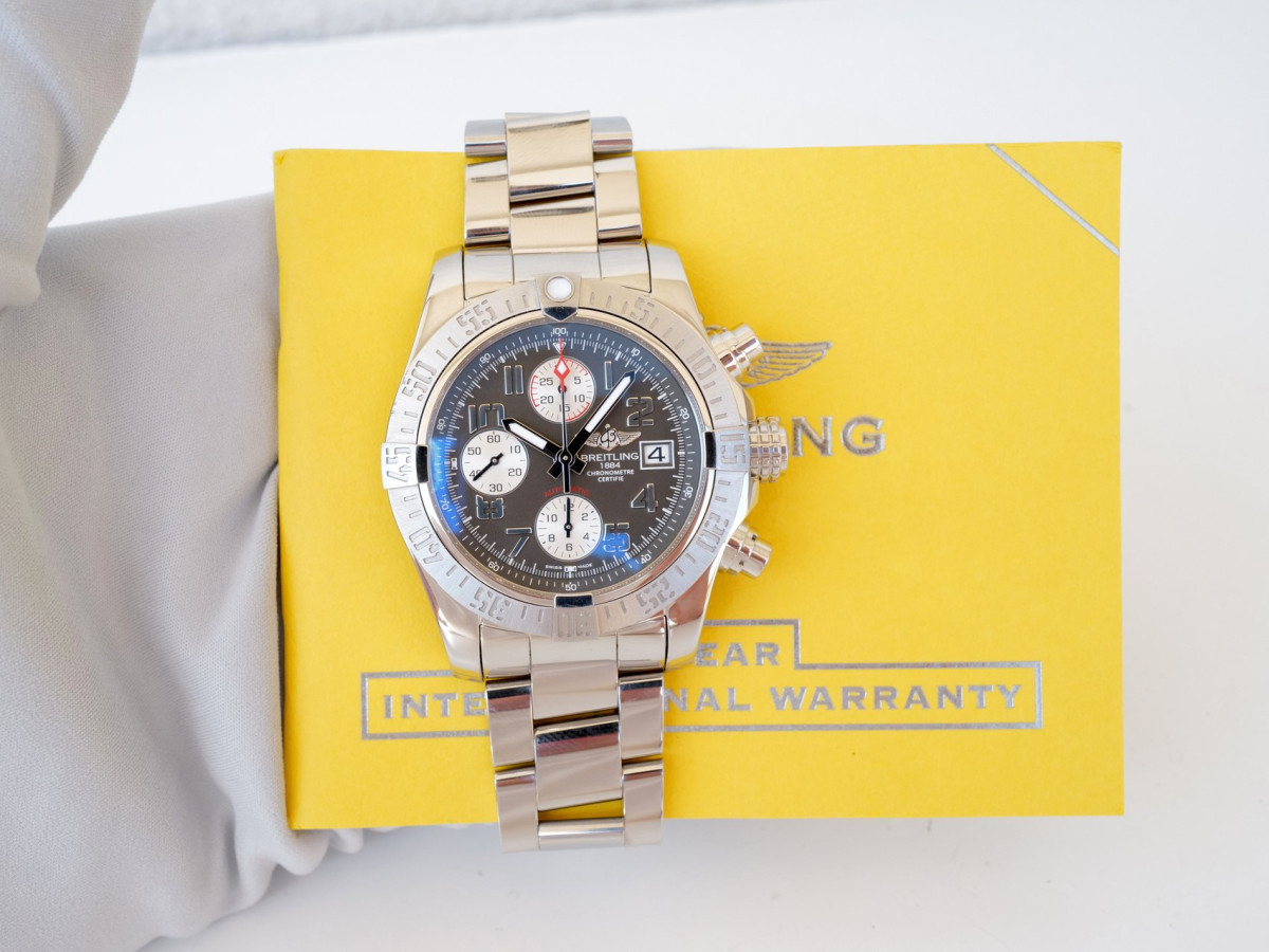 Швейцарський годинник Breitling Avenger II Chronograph Grey Dial 43