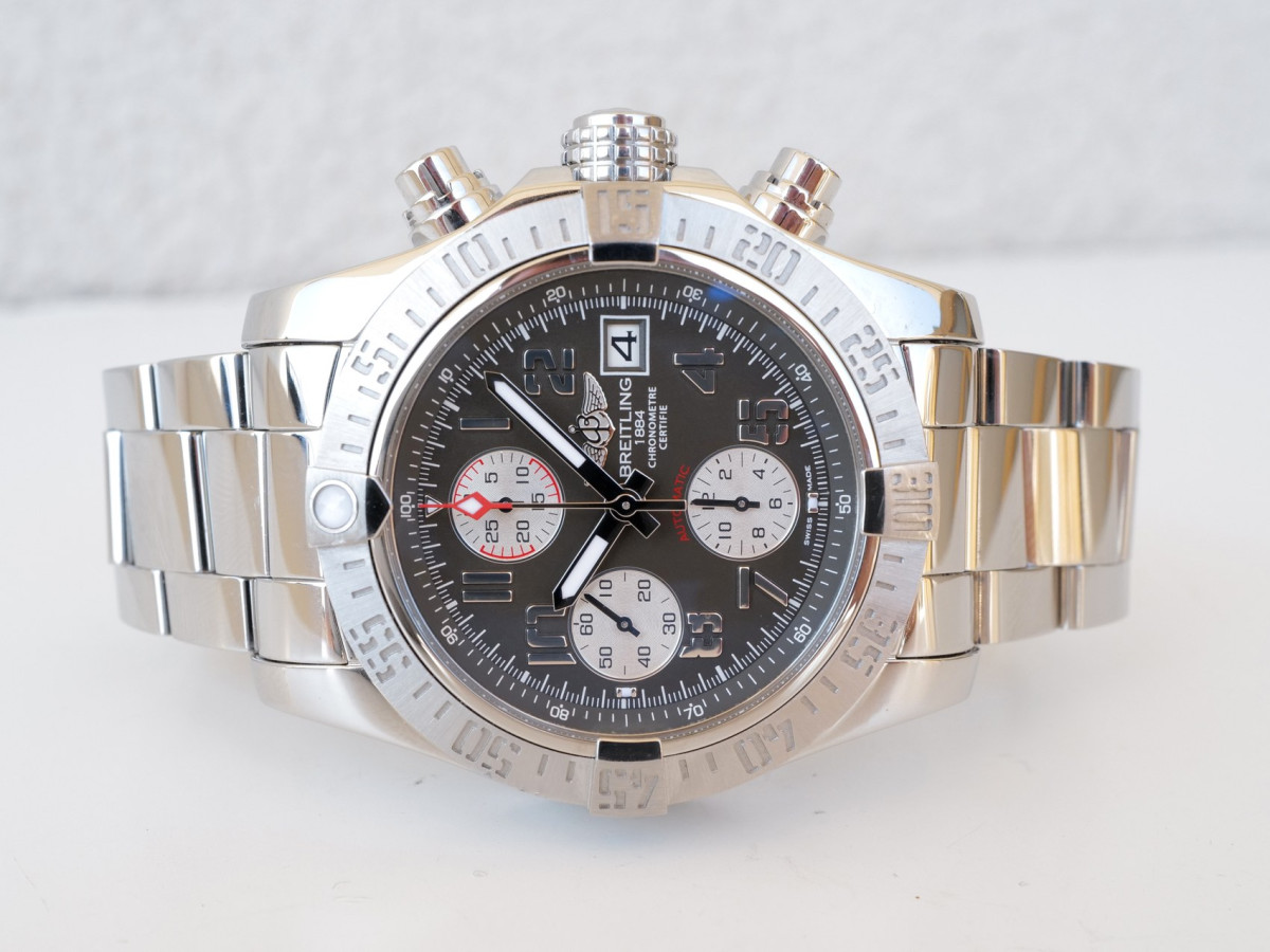 Швейцарський годинник Breitling Avenger II Chronograph Grey Dial 43