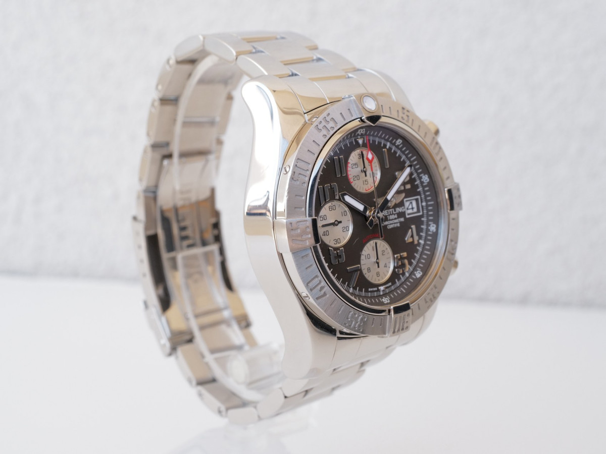 Швейцарський годинник Breitling Avenger II Chronograph Grey Dial 43
