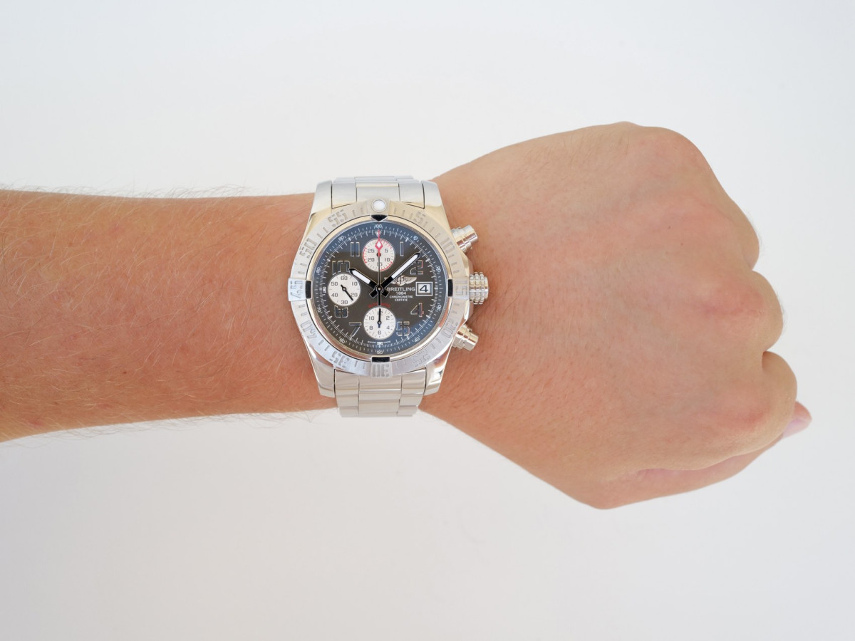 Швейцарський годинник Breitling Avenger II Chronograph Grey Dial 43