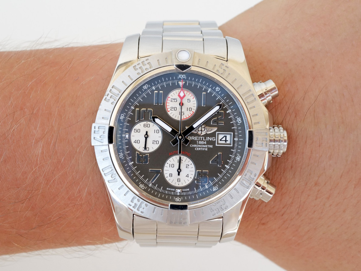 Швейцарський годинник Breitling Avenger II Chronograph Grey Dial 43