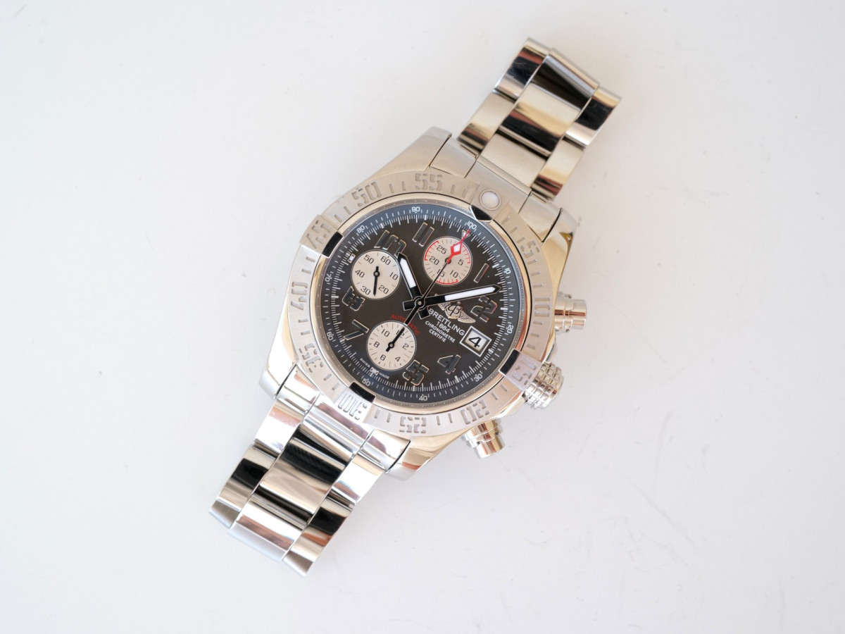 Швейцарський годинник Breitling Avenger II Chronograph Grey Dial 43