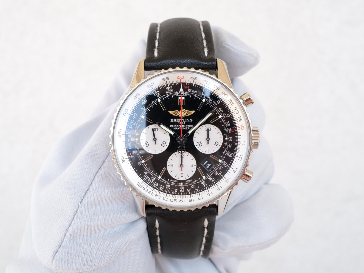 Швейцарський годинник Breitling Navitimer 01 Black Dial 43