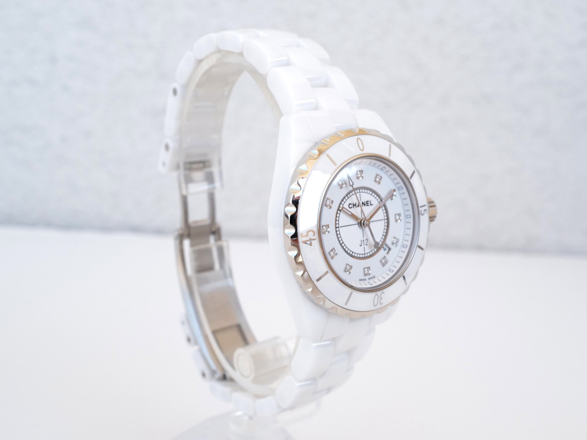 Швейцарские часы Chanel J12 Quartz White Ceramic Diamond Dial 33