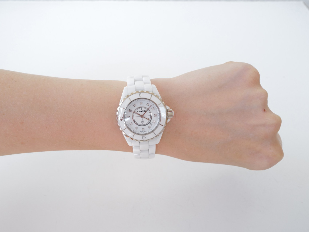 Швейцарские часы Chanel J12 Quartz White Ceramic Diamond Dial 33