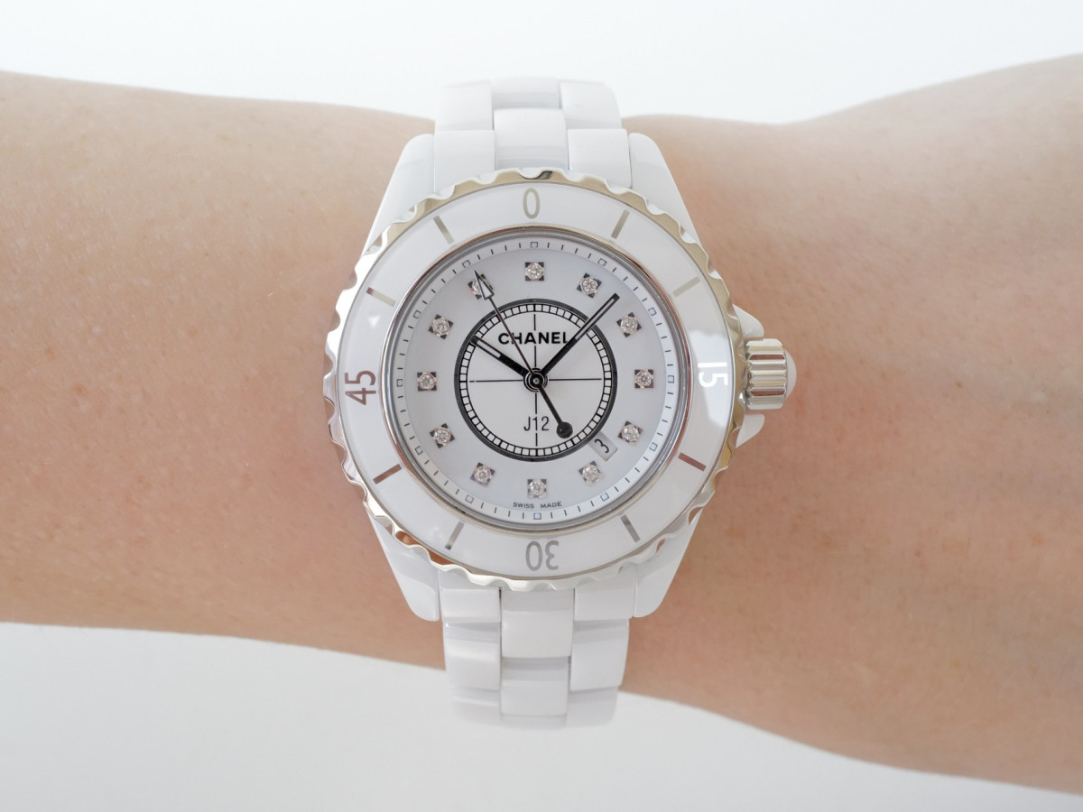 Швейцарские часы Chanel J12 Quartz White Ceramic Diamond Dial 33